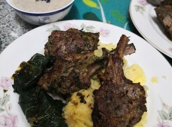 step5: 砌好碟便可上桌享用吃前可再用火槍微微將羊架骨燒香