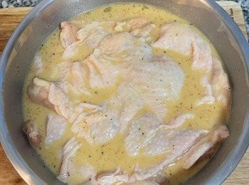 step2: 粉漿材料備好後混勻，粉漿加水時要慢慢加，喜歡外皮較厚的話，粉漿就要較濃，如果喜歡薄粉，則調稀ㄧ點；放入雞腿排略微按摩混勻後放入冰箱冷藏；