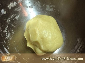 step1: 焦糖核桃派 派皮
砂糖、低筋麵粉、鹽置於容器中拌勻。
 加入冰牛油和蛋液，用手混合成麵團。
包上保絴紙放入冰箱冷藏約 1 小時。