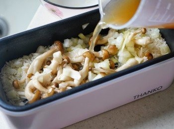 step1: 米洗淨，與舞菇、洋蔥粒及<span class="group_3">調味料</span>一同放入萬能盒中，煮8分鐘。
