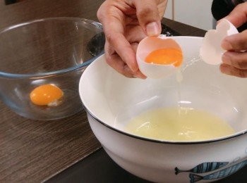 step1: 把雞蛋的蛋白和蛋黃分開，把蛋白放入雪櫃冷藏。