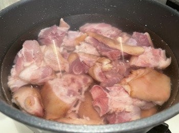 step7: 凍水加入豬手和豬腳，再加入米酒，水滾後計再煮10分鐘