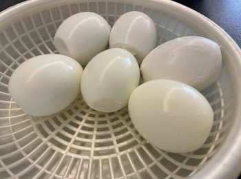 step14: 臨食前8小時或一天，煮熟雞蛋和咸蛋，浸冰水降溫、去殼備用