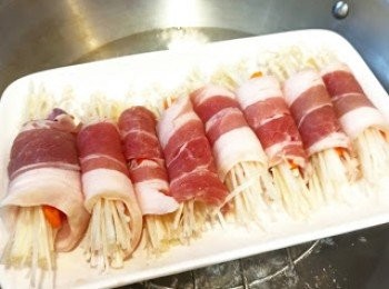 step3: 大火水滾蒸十分鐘，蒸完留起肉汁，少量鹽糖豉油蠔油，粟粉及肉汁混合