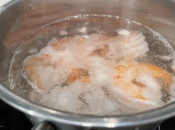 step3: 急凍虎蝦解凍後，蝦背𠝹一刀不切斷，一煲水加入鹽煮滾後加入蝦，蝦熟隔水盛起
