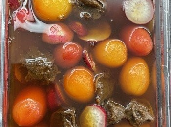 step5: 用200ml食用水加入糖粉同煮，煮到糖份溶化即可，倒入玻璃保鮮盒中，加入餘下水份、白醋和話梅拌勻，再加入蕃茄和紅皮蘿蔔片醃製一日即可食用。