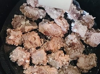 step7: 氣炸鍋Airfryer 預熱180度，pan 面上先掃上/噴上一層油（以防黏底），放入排骨並噴上少許油，氣炸約 13 -15分鐘（中途抽出來翻面及噴油）氣炸至金黃脆身。(氣炸時間要視乎骨的大小，請自行調較。）