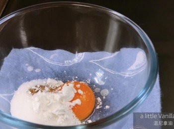 step2: 把蛋黃加入砂糖、栗粉和溫尼拿油拌勻，然後加入暖牛奶攪拌，再把它用小火煮至稠身。