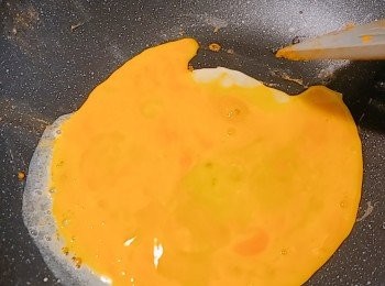 step3: 將雞蛋打散並加入少許鹽巴，倒入原鑊(加點油)略為炒散。