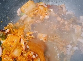 step6: 隨即加入少許水續炒。