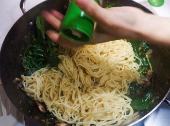 step10: 最後下意粉炒勻，下點鹽和黑胡椒調味, 試味後起鍋