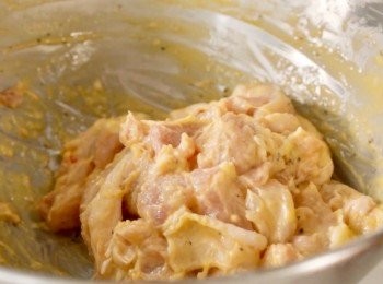 step2: 把鹽+黑胡椒+生粉+麵粉+雞蛋
加進去混合均勻