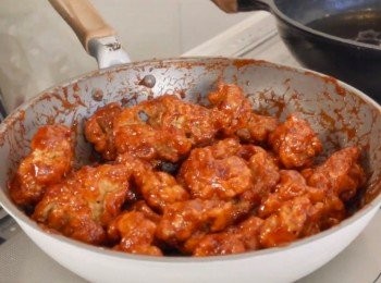 step5: 最後把雞肉倒進平底鍋中
與<span class="group_2">醬料</span>混合均勻。

完成！