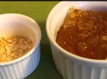 step3: 將桃胶清洗乾淨，提前浸泡2小時。 泡好的桃胶再次清洗乾淨後，煮至浓稠，加少許糖。