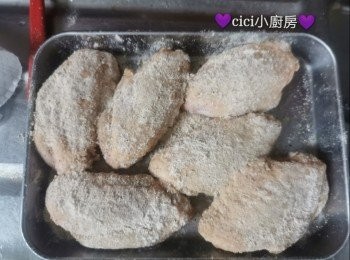 step2: 將每隻<a href="https://bit.ly/3zHU5V3" target="_blank" data-keyword="雞翼" class="guide-link"><strong>雞翼</strong></a> <span style="display:inline-block;vertical-align:middle;margin-top:-3px;color:initial;border-radius:3px;padding:2px 3px;font-size:12px;line-height:14px;background:#87d300;color:#fff;">即買</span> 均勻地沾上日清炸雞粉，靜待15分鐘至回潮。