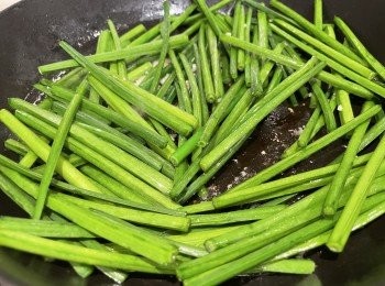 step9: 熱油爆香蒜蓉，加入韭菜花同炒，韭菜花炒到略為軟身