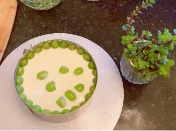 step2: 鋪上慕斯奶油，當上葡萄，個和蛋糕夾心