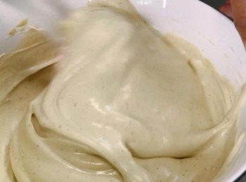 step4: 把蛋白霜用切拌法拌入蛋黃麵糊。