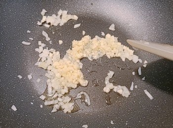 step3: 先下油大火炒香洋蔥和蒜蓉。