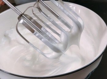 step3: 用電動打蛋器把蛋白用低速打發至起泡，加入檸檬汁和1/3砂糖，然後轉用高速打發至白色泡沫，加入1/3砂糖，再打發至蛋白有紋路時，加入剩餘1/3砂糖，並改以中速打發至蛋白霜形成較直的尖錐(乾性發泡)。
