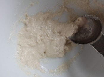 step5: 將40克麵粉和40毫升水拌勻成麵糊，放入擠花袋內，在麵糰上擠上十字