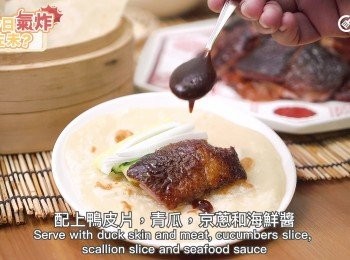 step14: 青瓜，京蔥切條，配上鴨皮片，青瓜，京蔥，和海鮮醬，捲成圓筒形，趁熱享用。
Cut cucumber and scallion,Serve with duck skin and meat, cucumbers slice, scallion slice and seafood sauce. Roll the pancake into a cylinder and serve hot.