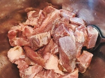 step3: 排骨抺乾水分後加入適量的胡椒粉拌勻。