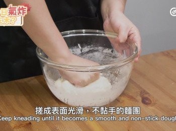 step8: 逐少加入凍水搓勻，搓成表面光滑，不黏手的麵團
Then add the room temperature water gradually,Keep kneading the dough until it becomes a smooth and non-stick dough