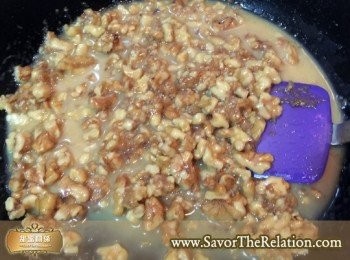 step2: 焦糖核桃派 內餡
核桃放入塑膠袋，用擀麵杖擊壓成碎粒備用。
準備一小鍋，放入奶油直到溶解。然後加入砂糖，以小火熬糖成焦糖。
 待糖全部溶於奶油並開始變色成焦糖。加入碎核桃，再加入鮮奶油，小火煮至沸騰。然後待涼備用。