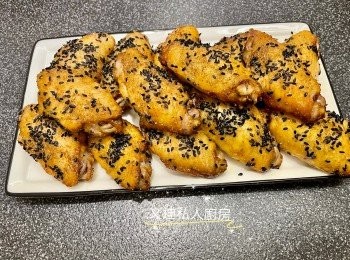 step1: <span class="group_2">醃料</span>粟粉和油備用，將其他<span class="group_2">醃料</span>放在保鮮袋，再放入<a href="https://bit.ly/3zHU5V3" target="_blank" data-keyword="雞翼" class="guide-link"><strong>雞翼</strong></a> <span style="display:inline-block;vertical-align:middle;margin-top:-3px;color:initial;border-radius:3px;padding:2px 3px;font-size:12px;line-height:14px;background:#87d300;color:#fff;">即買</span> 撈勻，最後加入粟粉和油撈勻，醃一小時以上。