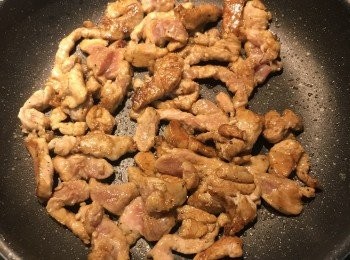 step2: 炒鍋燒熱，下少許油將腰內肉煎炒出香味；