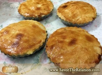 step6: 焗爐180度預熱。
 在 焦糖核桃派 上塗上蛋漿。放在焗的中下層以180度烤30分鐘＊。
＊時間請依焗爐狀況進行調整，如果15－20分鐘後，派皮顏色漸漸轉深，可以在上方舖上錫紙，防止烤焦。如果顏色不夠深可以把焗盤移上一點。出爐後靜置，稍為待涼後脫模。