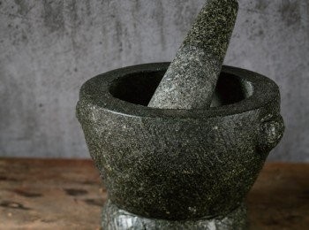 step1: 黑胡椒粒+芫荽籽+辣椒乾放入乾鍋，以小火略炒，再加入小茴香，炒到飄出香味後撈起，以石臼或食物調理機打成粉末，備用。