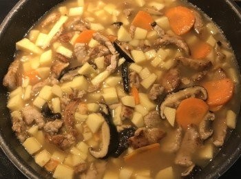 step7: 加入連香菇水共3 又1/4杯的水拌ㄧ下；