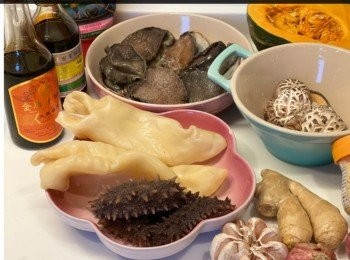 step1: 材料如圖，冬菇用500ml室溫水，放雪櫃一晩浸軟