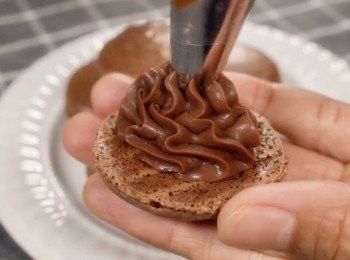 step6: 內餡根據個喜好，果醬/朱古力/忌廉 都可以。

朱古力甘納許：
朱古力 +鮮忌廉+ 牛油 混合