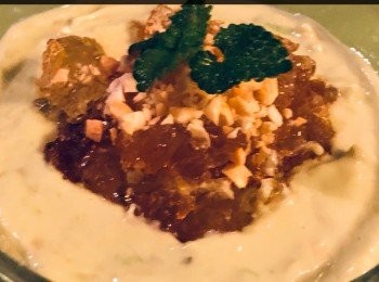 step4: 然後加桃胶1湯匙，再於桃胶面上加少許杏仁碎，完成後放一小塊薄荷葉作裝飾便成。