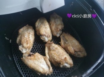 step3: 把<a href="https://bit.ly/3zHU5V3" target="_blank" data-keyword="雞翼" class="guide-link"><strong>雞翼</strong></a> <span style="display:inline-block;vertical-align:middle;margin-top:-3px;color:initial;border-radius:3px;padding:2px 3px;font-size:12px;line-height:14px;background:#87d300;color:#fff;">即買</span> 放入氣炸鍋中，噴上一層油，氣炸鍋調較 180°C，7分鐘，反轉再炸7分鐘至金黃色熟透，取出，盛上碟，即成。