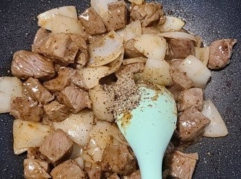 step5: 最後加入即磨黑胡椒碎快手炒勻便可上碟。