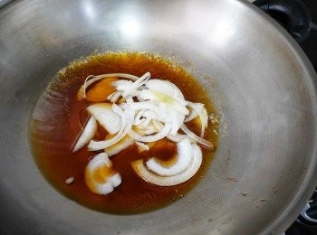 step4: 混和水、日本豉油、味醂、料理酒、糖，煲滾，加入洋蔥絲，以小火煮軟洋蔥。