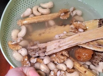 step1: 首先將紅蘿蔔、淮山洗淨去皮，紅蘿蔔切件，淮山切段。 
紅蘿蔔、淮山、粟米、栗子用水清洗乾淨。
北芪、黨參、腰果、核桃、蜜棗，用水浸大概30分鐘。
杞子用水浸著，最後先加入。