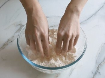 step4: 用手指尖把牛油搓入麵粉中, 直到看起來像麵包糠般便可,然後放進雪櫃中冷藏15分鐘