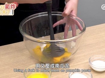 step2: 然後切細塊，蒸熟後用叉壓成紫薯及南瓜泥
Cut into small pieces, Steam them until soft.  Using a fork to mash them as pumpkin paste and purple sweet potato paste.