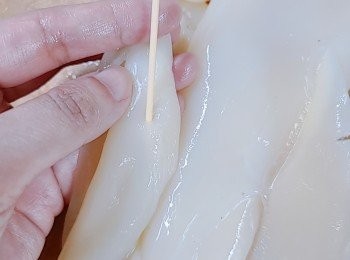 step6: 在魷魚頂部用牙籤開一個小洞，這樣做在釀飯的時候就不會給困在魷魚內的空氣頂著而釀不下飯了。