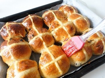 step7: 最後塗一層杏桃果醬(可先加少許熱水拌勻）在麵包上，待涼後享用