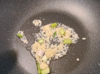 step3: 燒熱油，加入蒜蓉和蔥白爆炒香。