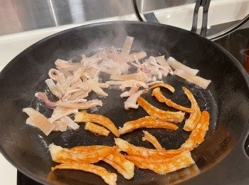 step8: 之後加少許油，油熱先落蝦乾略炒，再加入乾魷魚絲同炒，魷魚熟透，蝦乾和魷魚絲盛起備用