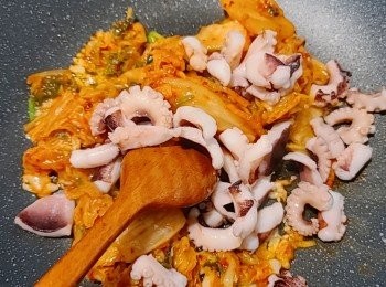 step4: 加入泡菜及章魚略翻炒。