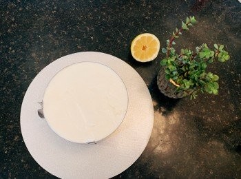 step3: 表面抹平放入冰箱，做最後的裱花奶油裝飾