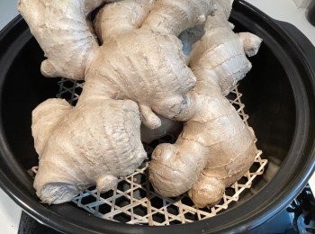 step1: 薑皮帶有泥，用水洗擦乾淨，再風乾水份。